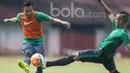 Bek Barito Putera, Hansamu Yama, berebut bola dengan bek Persija, Ryuji Utomo, saat mengikuti seleksi Timnas Indonesia U-22 di Lapangan SPH Karawaci, Banten, Rabu (8/3/2017). (Bola.com/Vitalis Yogi Trisna)