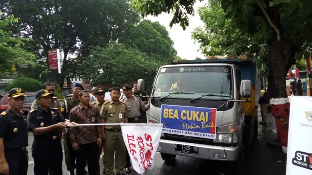 ‎Direktorat Jenderal Bea dan Cukai (DJBC) Kudus, Jawa Tengah memusnahkan jutaan batang rokok ilegal. (Fiki/Liputan6.com)