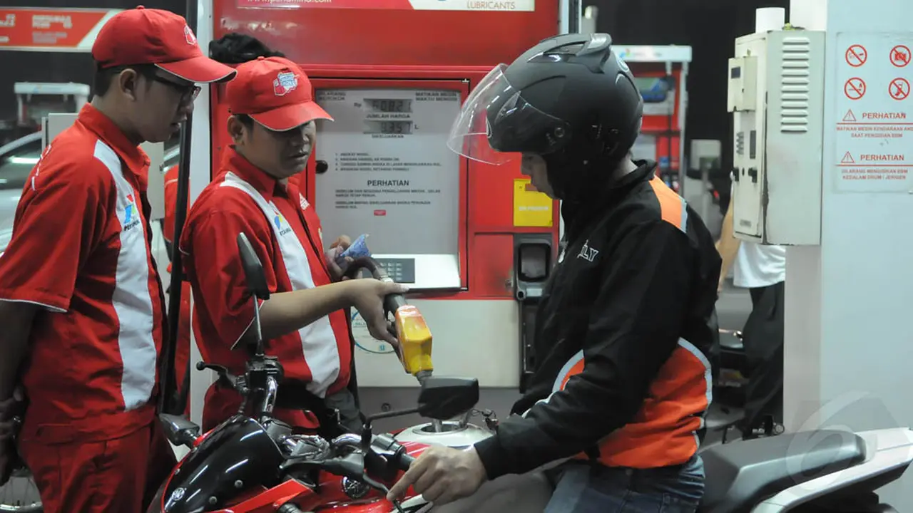 Jelang BBM Naik, SPBU Cikini Ramai Antrean