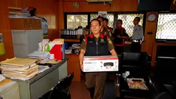 Dalam penggeledahan di Kantor Dinas Perhubungan tersebut, penyidik Kejagung berhasil menyita beberapa dokumen penting, Jakarta, (22/9/14). (Liputan6.com/Johan Tallo)