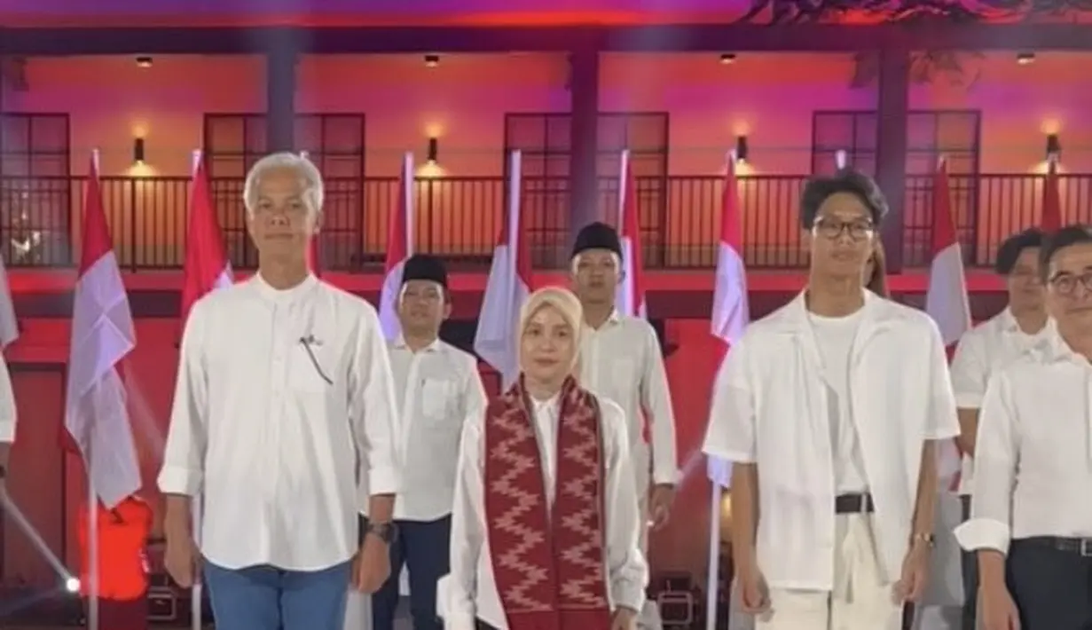 <p>Muhammad Zinedine Alam Ganjar atau yang akrab disapa Alam Ganjar merupakan putra Ganjar yang kini berusia 21 tahun. Ia pun curi perhatian saat hadir di deklarasi sang ayah mengenakan pakain putih. [@extravaganjaroffcial]</p>