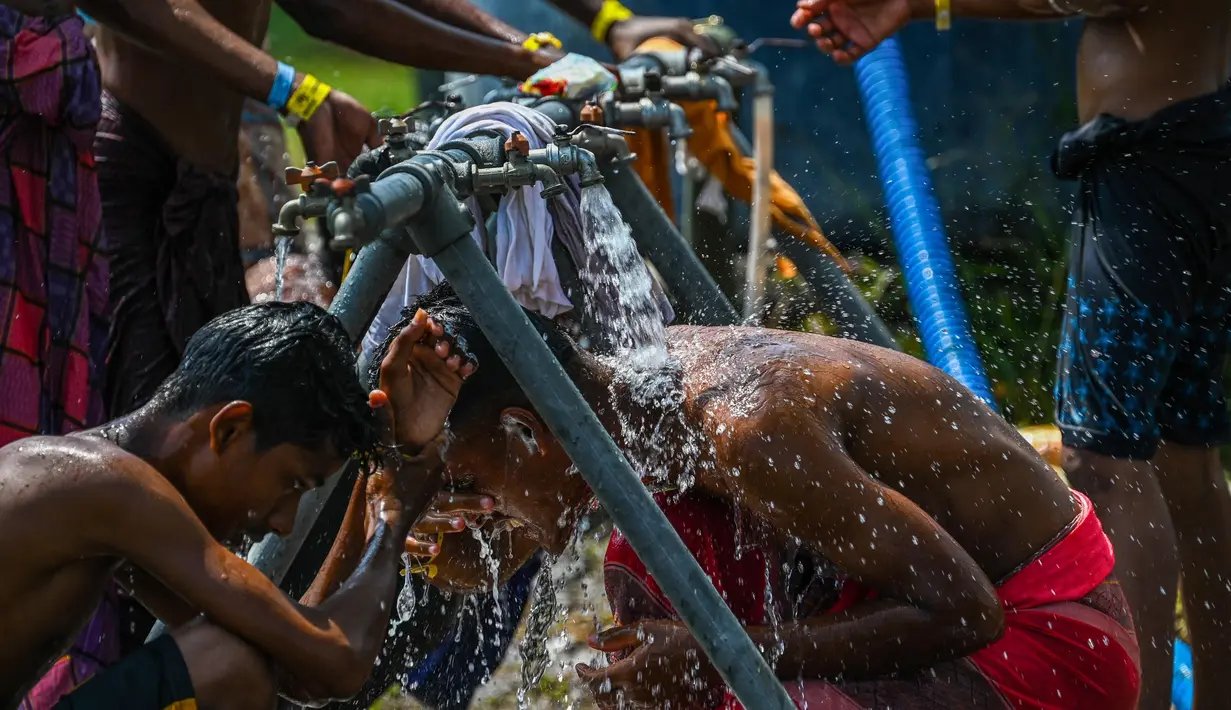 Seorang pengungsi Rohingya menerima pemeriksaan kesehatan di tempat penampungan sementara di Ladong, provinsi Aceh, Jumat 24 Februari 2023. Puluhan imigran Rohingya tersebut berlayar dengan kapal kayu berukuran 15x4 meter dan terdampar di pesisir pantai tepatnya di Desa Lampanah Leungah Kecamatan Seulimum, Kabupaten Aceh Besar, Kamis (16/2) lalu. Dari hasil pendataan 69 pengungsi Rohingya tersebut terdiri dari laki-laki dewasa 26 orang, perempuan dewasa 23, dan anak-anak 20 orang. (CHAIDEER MAHYUDDIN/AFP)