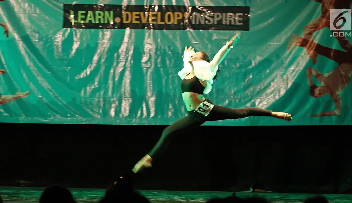 Aksi peserta saat menunjukkan tariannya dalam kompetisi Namarina bertajuk 'Internal Jazz dance Competition 2018' di Jakarta, Minggu (6/5). Kompetisi ini diikuti oleh kurang lebih 200 peserta. (Liputan6.com/Herman Zakharia)