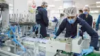 Orang-orang bekerja di sebuah pabrik yang memproduksi masker medis di Kairo, Mesir, 14 April 2020. Para karyawan bekerja siang dan malam untuk mengoperasikan lima mesin canggih yang dibawa dari China untuk memproduksi hingga 750.000 masker medis per hari. (Xinhua/Wu Huiwo)