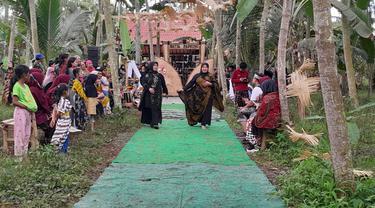 Warga Papring Kelurahan Kalipuro Banyuwangi menggelar fashion show di tengah hutan untuk menyambut hari batik nasional 2022. (Hermawan Arifianto/Liputan6.com).