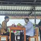 Presiden Joko Widodo (Jokowi) dan Menteri Pertahanan sekaligus calon presiden (capres) nomor urut 2, Prabowo Subianto, makan bakso di Pasar Desa Bandongan Magelang, Jawa Tengah, Senin (29/1/2024). (Liputan6.com/Lizsna Egaham)