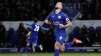 Gelandang Leicester, Danny Drinkwater, merayakan gol yang dicetaknya ke gawang Liverpool pada laga Premier League di Stadion King Power, Leicester, Senin (27/2/2017). (AFP/Adrian Dennis)