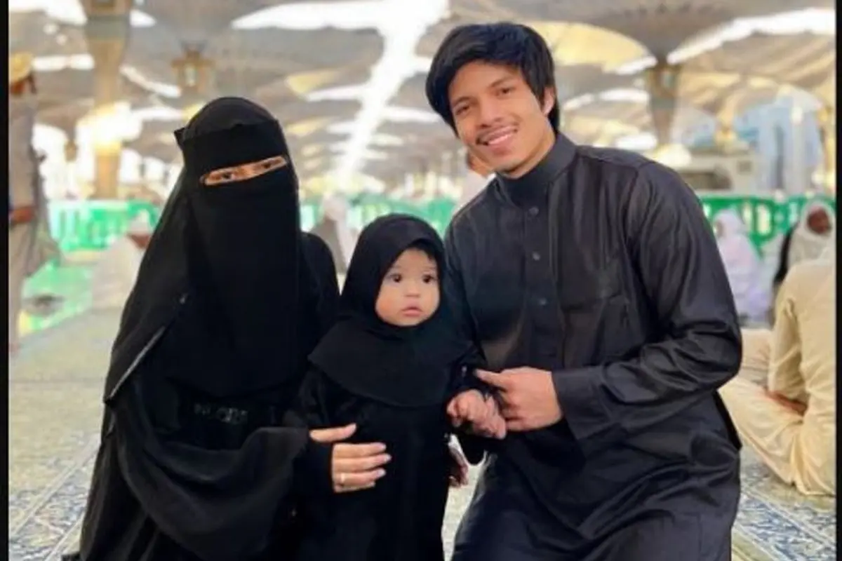 3 Gaya Cadar dan Hijab Aurel Hermansyah Saat Ibadah Umrah