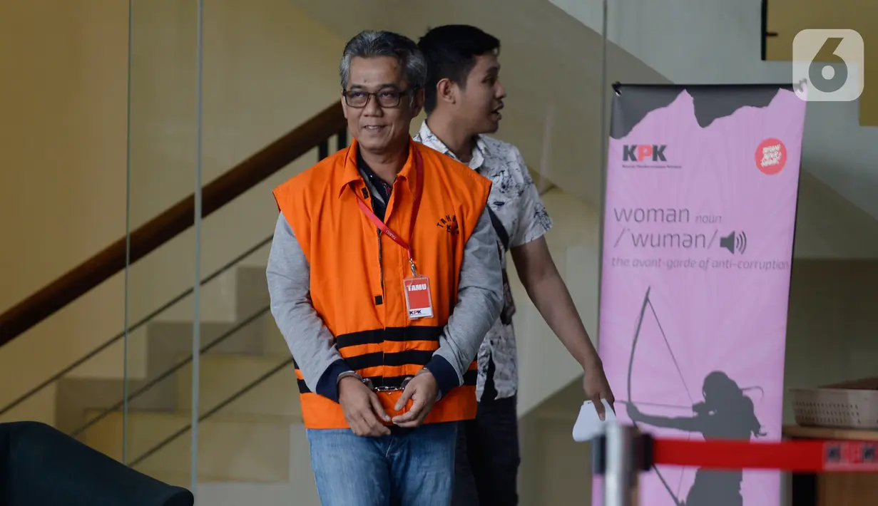 Mantan Kepala Bidang Jalan Dinas PUPR Kabupaten Indramayu, Wempy Triyono berjalan keluar usai pemeriksaan di gedung KPK Jakarta, Jumat (17/1/2020). Wempy diperiksa sebagai tersangka kasus dugaan pengaturan proyek di lingkungan Pemkab Indramayu tahun anggaran 2019. (merdeka.com/Dwi Narwoko)