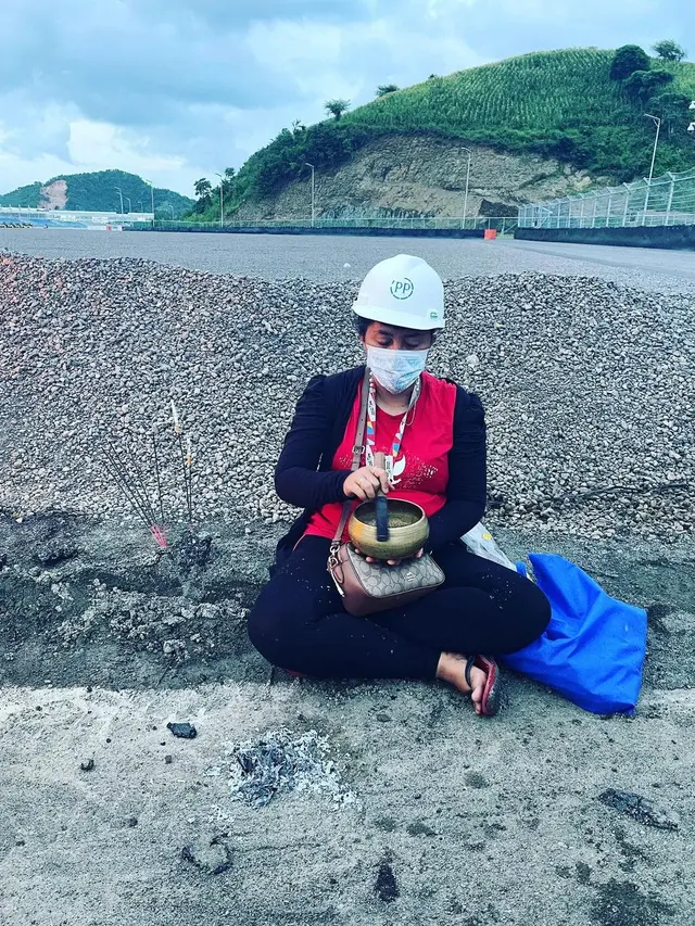 6 Potret Rara Pawang Hujan Lakukan Ritual di Berbagai Tempat Ini Curi Perhatian