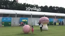 Pengunjung beraktivitas di area Joyland Festival 2019, Senayan, Jakarta, Sabtu (7/12/2019). Joyland Festival 2019 menyajikan penampilan dari musisi-musisi Indonesia dan internasional. (Liputan6.com/Immanuel Antonius)