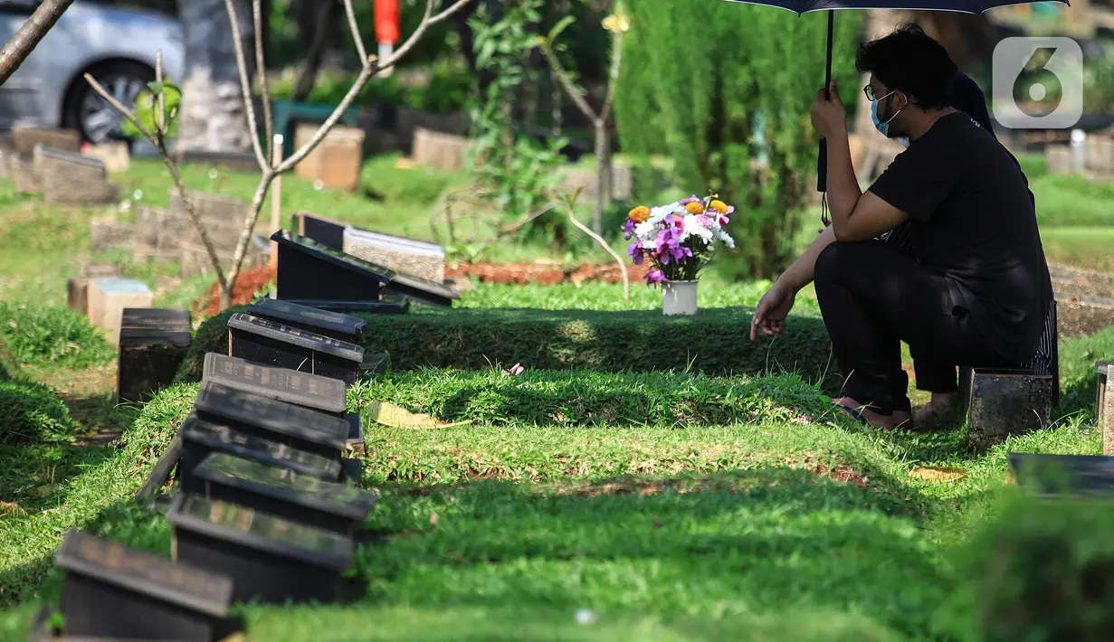 Warga berziarah di Tempat Pemakaman Umum (TPU) Karet Bivak, Jakarta, Selasa (11/5/2021). Pemprov DKI akan memberlakukan larangan ziarah kubur Idulfitri di seluruh TPU mulai 12 hingga 16 Mei untuk mencegah terjadinya penyebaran Covid-19 saat berkumpul untuk berziarah. (Liputan6.com/JohanTallo)