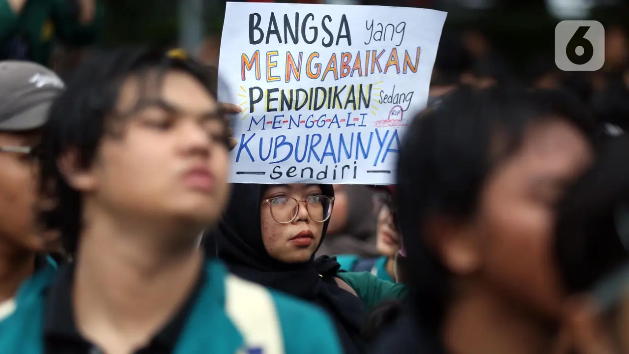 BEM SI Berunjuk Rasa di Patung Kuda Jakarta