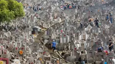 Warga mengunjungi makam keluarga dan kerabat selama festival Qingming di pemakaman di Hong Kong (5/4). Festival Qingming atau dikenal sebagai Hari Pembersihan Makam untuk menghormati orang yang dicintainya yang telah tiada. (AFP Photo/Isaac Lawrence)
