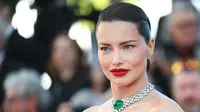 Supermodel Adriana Lima Ungkap Rahasia Tetap Bugar di Usia 45 Tahun