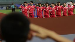 Pemain Timnas U-17 Indonesia saat menyanyikan lagu kebangsaan Indonesia Raya sesaat sebelum menghadapi Uni Emirat Arab pada laga Kualifikasi Grup C Piala Asia U-17 2023 di Stadion Pakansari, Kab. Bogor, Jawa Barat, Rabu (5/10/2022). Di babak pertama laga kedua tim berlangsung sengit dan saling adu serang. (Liputan6.com/Helmi Fithriansyah)