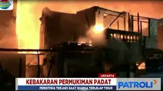 Kobaran api kian membesar lantaran bangunan semi permanen milik warga terbuat dari bahan yang mudah terbakar.