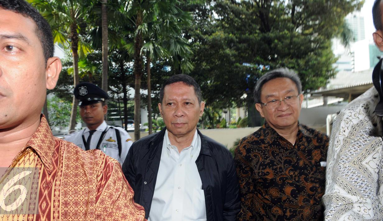 Richard Joost Lino didampingi kuasa hukumnya berjalan masuk kedalam gedung KPK, Jakarta, Jumat (5/2). RJ Lino diperiksa terkait dugaan kasus korupsi pengadaan quay container crane (QCC) tahun 2010. (Liputan6.com/Helmi Afandi)