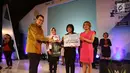 Motivator Tung Desem Waringin (kiri) dan Komisioner Komisi Penyiaran Indonesia, Nuning Rodiyah memberi hadiah kepada peserta audisi News Presenter Competition EGTC 2017 di Universitas Gadjah Mada, Yogyakarta, Rabu (1/11). (Liputan6.com/Helmi Afandi)