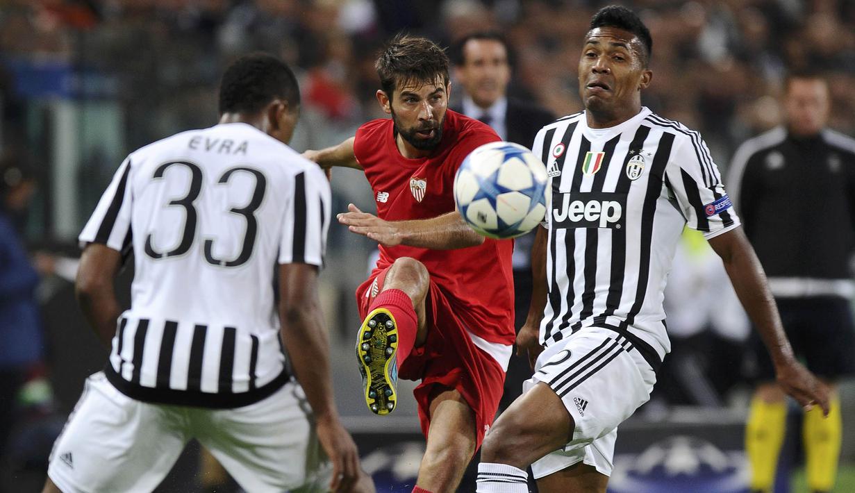 Pemain Juventus, Alex Sandro menjaga pemain Sevilla Coke pada laga Liga Champions di Stadion Juventus, Italia, Kamis (1/10/2015). (Reuters/Giorgio Perottino)