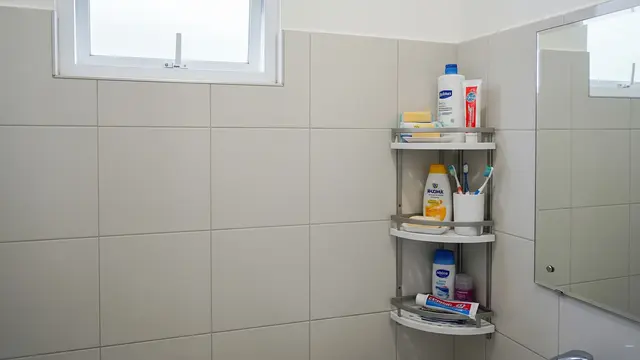 Rak Sudut di Kamar Mandi