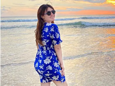 Melalui akun Instagram pribadinya, Via Vallen cukup aktif mengunggah gaya OOTD. Bahkan, penampilan Via dengan simple dress saat berlibur sering kali curi perhaian netizen. (Liputan6.com/IG/@viavallen)