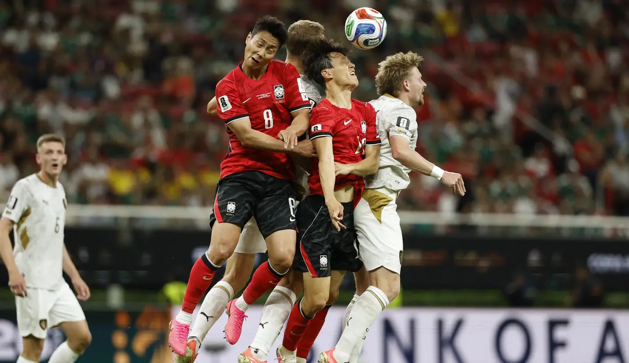 Duel udara pemain Korea Selatan dan Republik Ceko pada laga perdana Piala Dunia 2026 di Estadio Guadalajara, Meksiko, Jumat (12/6/2026) pagi WIB. (AFP/Ulises Ruiz)