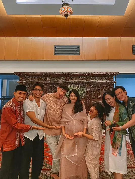 Potret Canti Tachril dan Adipati Dolken bersama para sahabat mereka. Canti memperlihatkan ekspresi kocaknya. (Foto: Instagram/ cantitachril)