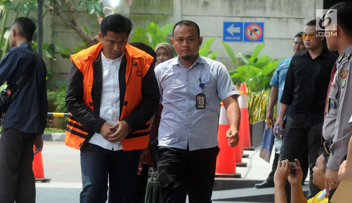 Anggota DPR Fraksi Golkar Bowo Sidik Pangarso (tengah) menundukkan kepala saat tiba di Gedung KPK, Jakarta, Kamis (4/4). Bowo kembali menjalani pemeriksaan oleh penyidik KPK. (merdeka.com/Dwi Narwoko)