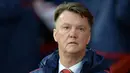 Kekalahan Manchester United di kandang sendiri juga membuat posisi pelatih mereka Louise Van Gaal diambang pemecatan. (AFP/Oli Scarff)