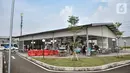 Pengunjung saat berada di lokasi warung makan yang baru di Pelabuhan Kali Adem, Muara Angke, Jakarta Utara, Senin (13/6/2022). Relokasi pedagang sebagai upaya menata kawasan pelabuhan serta menghindari banjir ROB yang kerap terjadi. (merdeka.com/Iqbal S Nugroho)
