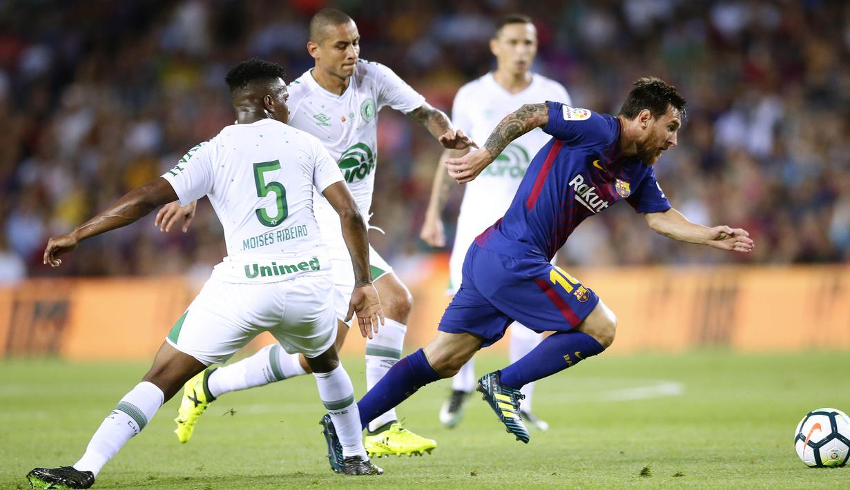 Bintang Barcelona, Lionel Messi, melewati hadangan pemain Chapecoense pada laga trofi Joan Gamper di Stadion Camp Nou, Barcelona, Senin (7/8/2017). Barcelona menang 5-0 atas Chapecoense. (AP/Manu Fernandez)