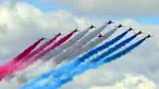 Tim aerobatik "The Red Arrows" beraksi di pembukaan  pameran dirgantara Farnborough di Hampshire, Inggris, (14/7/2014). (AFP PHOTO/Carl Court)