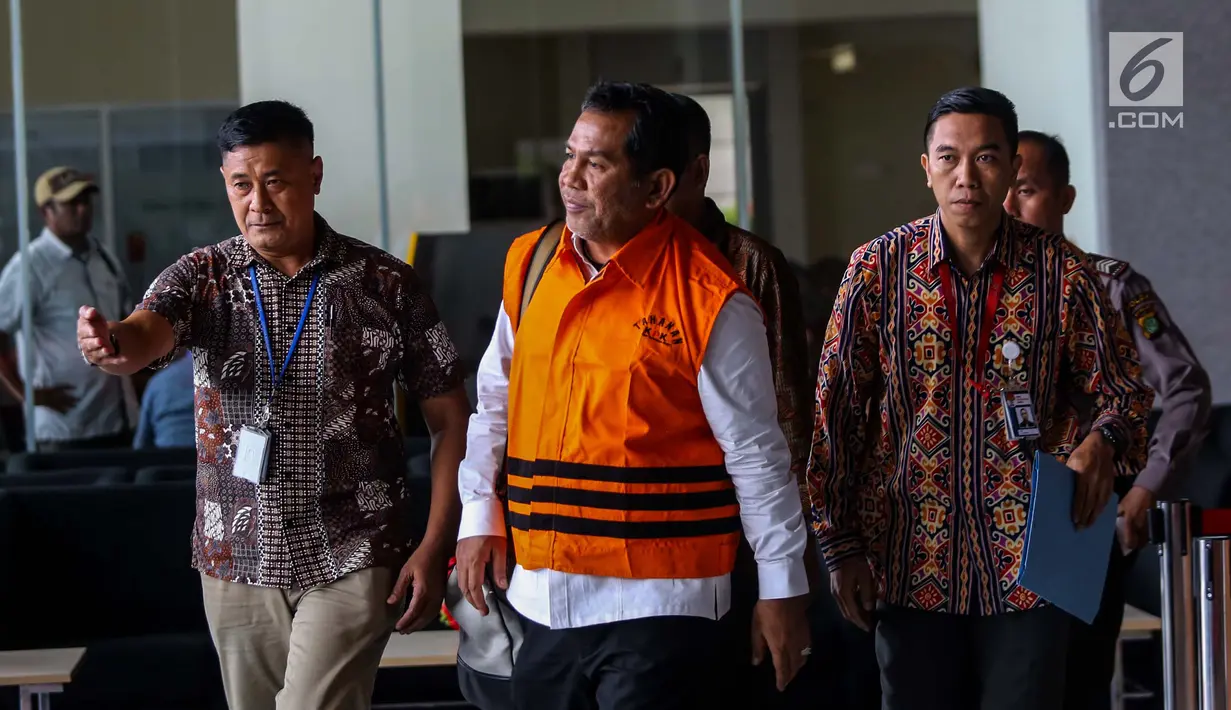 Bupati Hulu Sungai Tengah, Kalimantan Selatan Abdul Latif (tengah) kenakan rompi tahanan meninggalkan gedung KPK, Jakarta, Jumat (5/1). Abdul Latif diduga menerima suap pembangunan RSUD Damanhuri, Kalimantan Selatan. (Liputan6.com/Faizal Fanani)