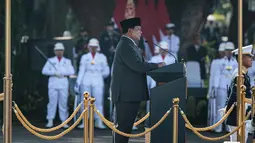 Presiden Prabowo Subianto memimpin upacara Prasetya Perwira (Praspa) Tentara Nasional Indonesia dan Kepolisian Negara Republik Indonesia di Istana Kepresidenan, Jakarta pada Rabu 23 Juli 2025. (YASUYOSHI CHIBA/AFP)