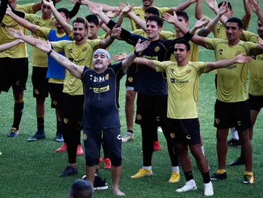 Legenda Argentina, Diego Maradona menyanyi bersama timnya dan penggemar selama sesi latihan di Stadion Banorte, Meksiko,(10/9). Diego Maradona resmi menjadi manajer Dorados de Sinalo menggantikan Francisco Gamez yang dipecat. (AP Photo/Marco Ugarte)