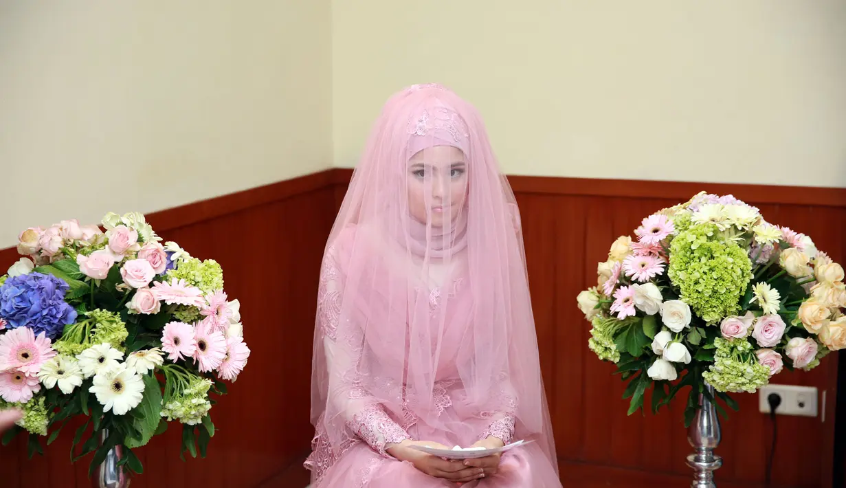 Khidmat dan sakralnya suasana akad nikah Risty Tagor dan Stuart Collin (M. Akrom Sukarya/Bintang.com)