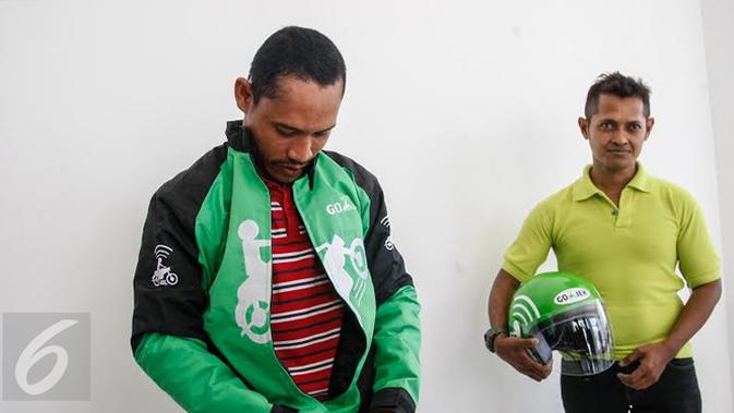 Anang Ma'ruf saat pertama kali kenakan jaket Go-Jek (Ahmad Zaini/Liputan6.com)