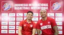 <p>Pemain Timnas Basket Putra Indonesia, Andakara Prastawa (kiri) dan Brandon Jawato berfoto saat konferensi pers Indonesia International Basketball Invitational di Indonesia Arena, Senayan, Jakarta, Kamis (27/07/2023). (Bola.com/Bagaskara Lazuardi)</p>