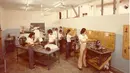 Suasana bengkel service resmi Vespa medi 1970an. (Source: enoanderson.com)