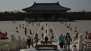 <p>Orang-orang berjalan dalam Kuil Surga saat liburan Hari Buruh di Beijing, China, 2 Mei 2022. Hari Buruh pada umumnya dirayakan pada tanggal 1 Mei, dan dikenal dengan sebutan May Day. (Noel Celis/AFP)</p>