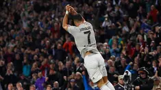 Penyerang Juventus, Cristiano Ronaldo berselebrasi usai mencetak gol ke gawang Udinese pada lanjutan Liga Serie A Italia di Stadion Dacia Arena (6/10). Juventus menang 2-0 atas Udinese dan Ronaldo mencetak satu gol menit ke-37. (AP Photo/Antonio Calanni)