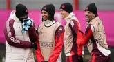 Pemain Bayern Munchen menjalani sesi latihan dengan penuh canda tawa jelang menghadapi Slovan Bratislava di Liga Champions. (AP Photo/Matthias Schrader)
