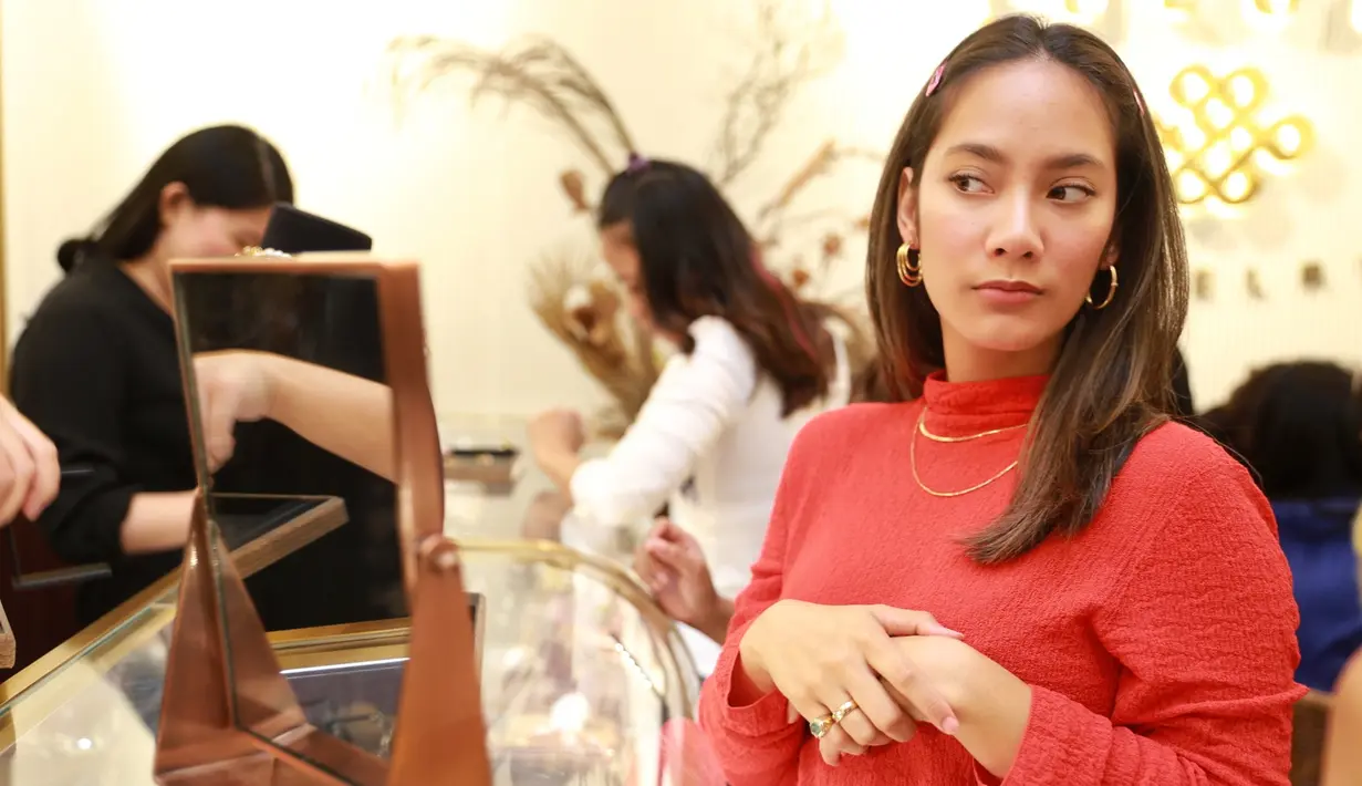 Tidak henti-hentinya Tara Basro berkaca dan memperhatikan detail-detail kecil dari penampilannya. Dengan memakai pakaian berwarna merah dan kalung emas serta anting emasnya, membuat Tara Basro terlihat begitu menawan (KapanLagi.com/Adrian Utama Putra)