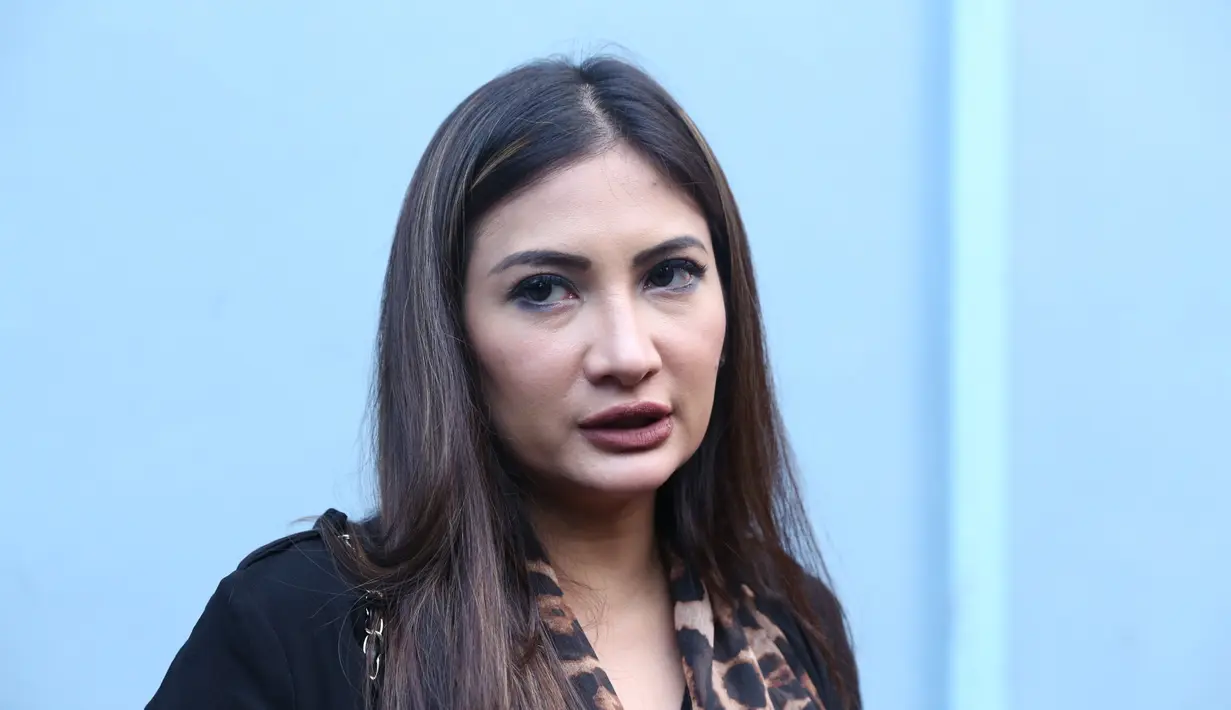 Sebagai bentuk bakti yang terakhir kalinya, pemeran 33 tahun itu juga ikut memandikan dan merias ibundanya. Hal itu yang membuatnya berkesan sekaligus mengharukan bagi Natalie. (Nurwahyunan/Bintang.com)