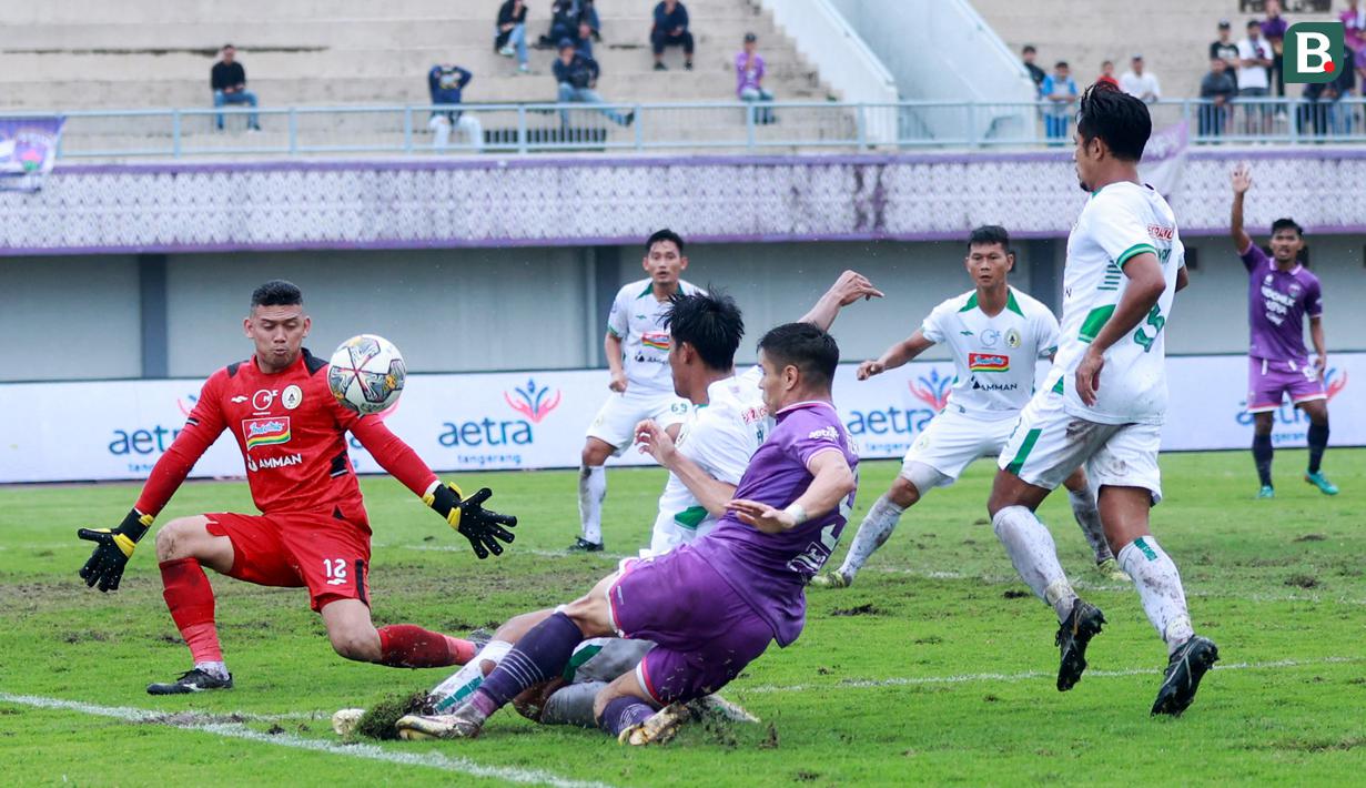 Kiper PSS Sleman, Muhammad Ridwan, berusaha menghalau tendangan pemain Persita Tangerang, Ramiro Fergonzi, pada laga pekan ke-28 BRI Liga 1 2022/2023 di Stadion Indomilk Arena, Tangerang, Kamis (2/3/2023). Persita menang dengan skor 2-1. (Bola.com/M Iqbal Ichsan)