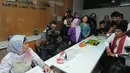 Gubernur DKI Jakarta Joko Widodo melakukan sidak ke kantor Kecamatan Pasar Minggu, Jakarta, Jumat (23/5/14). (Liputan6.com/Herman Zakharia)
