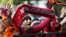 Pecinta klub AS Roma atau Romanisti mulai memadati Stadion Utama Gelora Bung Karno jelang pertandingan AS Roma Sabtu (25/7/2015) malam ini.  Mereka sudah hadir sejak sesi latihan di siang hari. (REUTERS/Darren Whiteside)