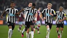 Selebrasi pemain Newcastle United setelah Alexander Isak mencetak gol ke gawang West Ham United dalam pertandingan lanjutan Liga Inggris 2022/2023 yang berlangsung di London Stadium, Rabu (5/4/2023). (AFP/Justin Tallis)