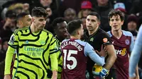 Kiper Aston Villa, Emiliano Martinez (ketiga dari kiri) tampak berang dengan striker Arsenal Kai Havertz (AFP)